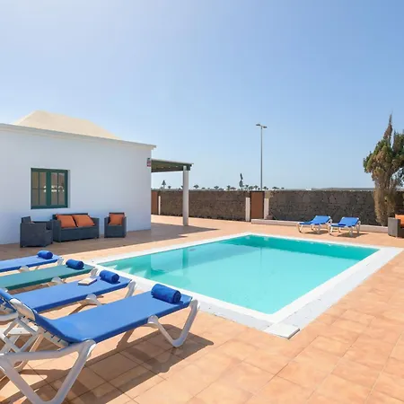 Vista De La Montana Playa Blanca (Lanzarote)